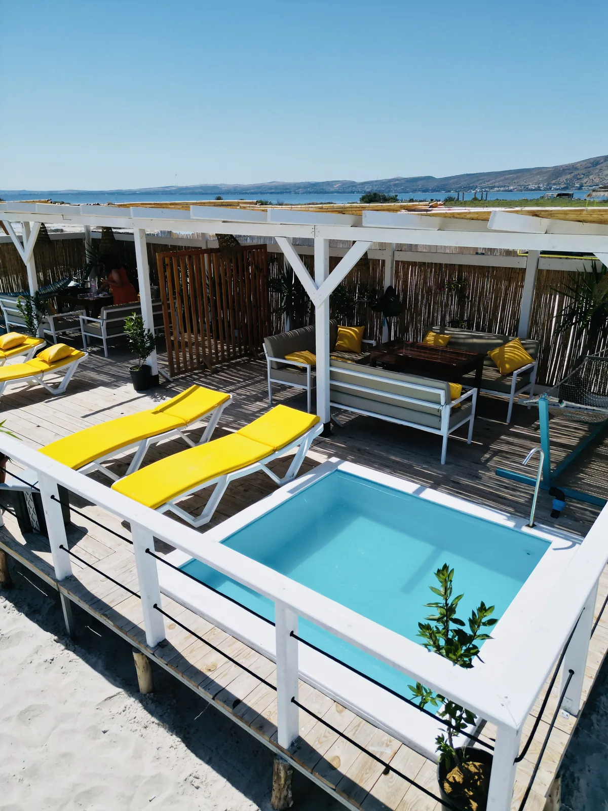 Cabine privée les pieds dans le sable